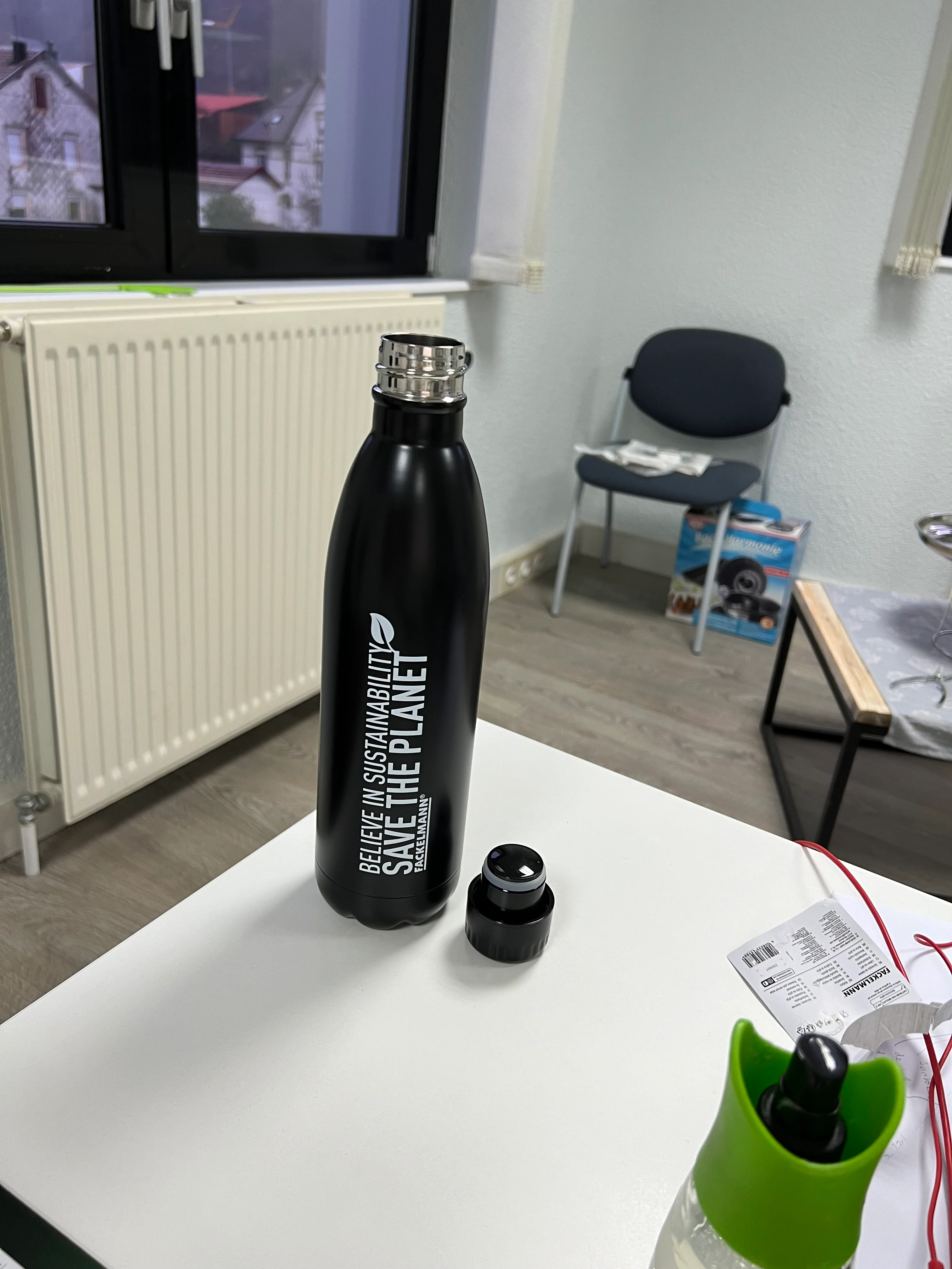 Bouteille isotherme 750 ml coloris aléatoire Fackelmann Move - Image 14