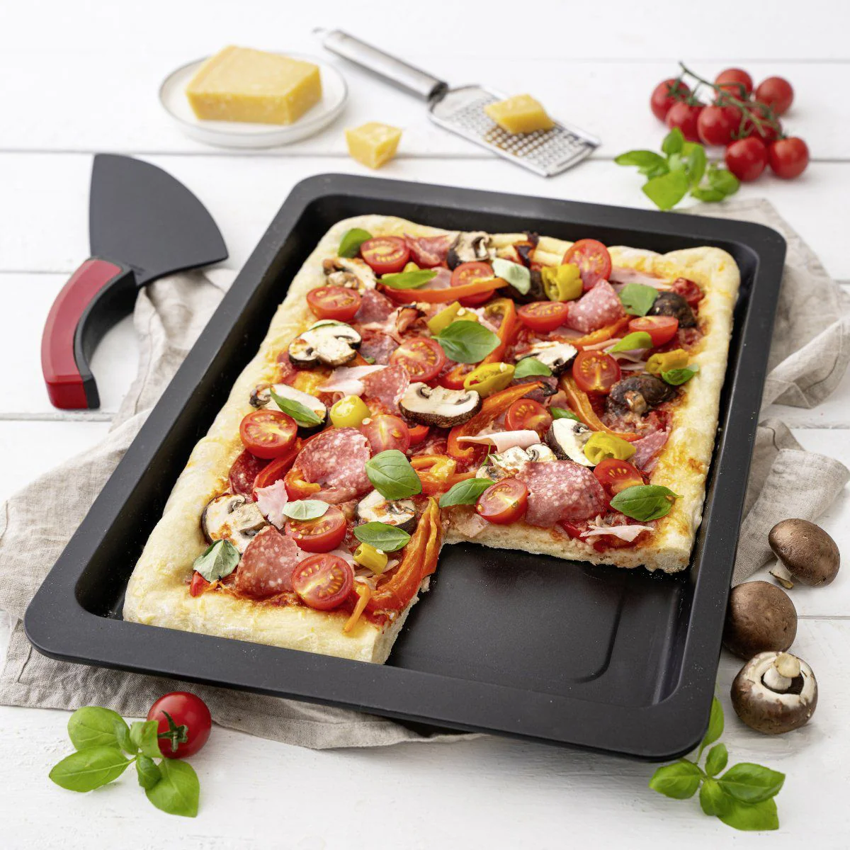Ensemble pour pizza avec une plaque de cuisson four, 2 planches à pizza rondes et une roulette à pizza Fackelmann - Image 2