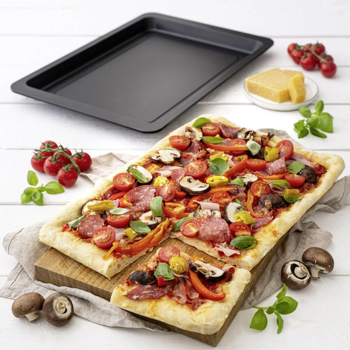 Ensemble pour pizza avec une plaque de cuisson four, 2 planches à pizza rondes et une roulette à pizza Fackelmann - Image 4