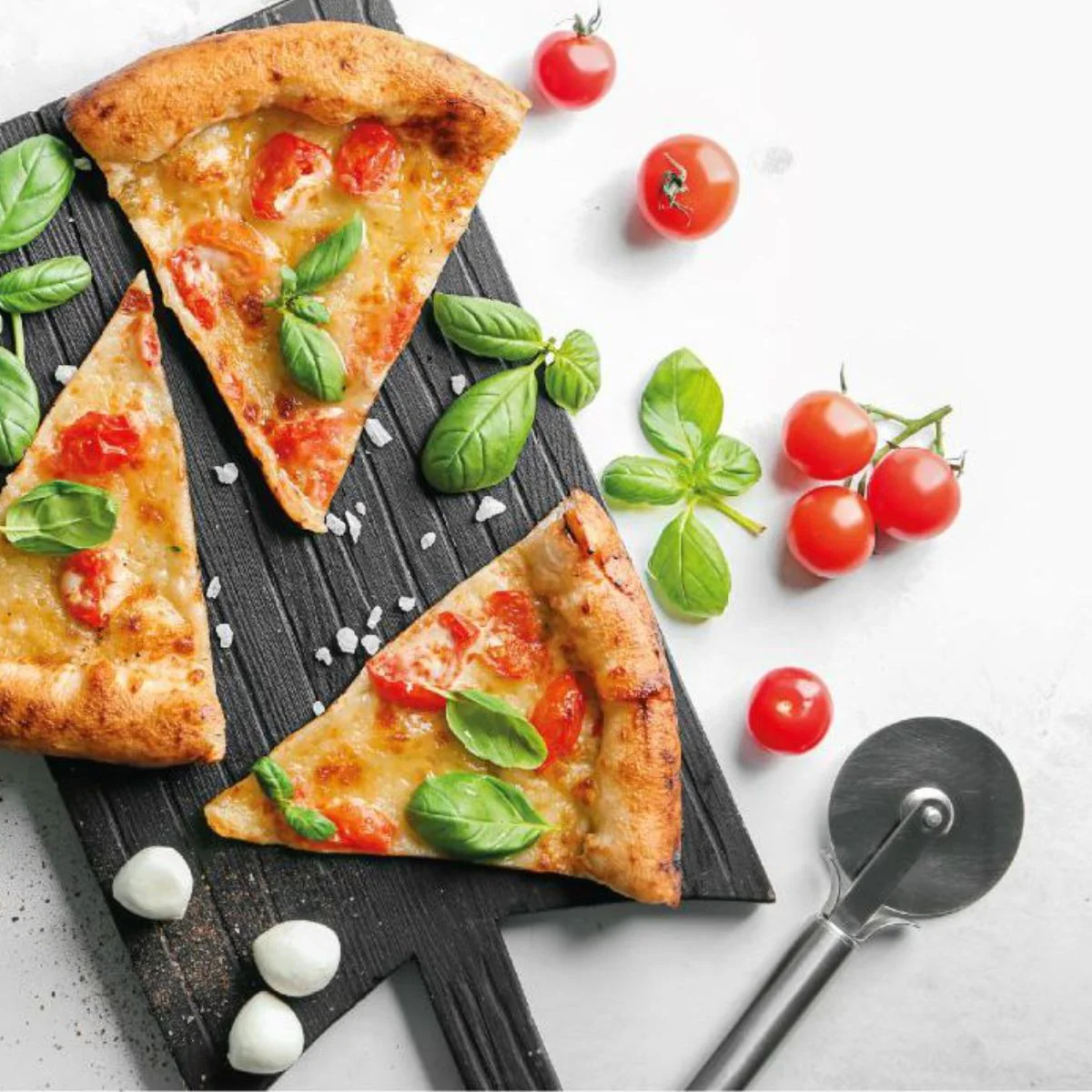 Ensemble pour pizza avec une plaque de cuisson four, 4 planches à pizza rondes et une roulette à pizza Fackelmann - Image 4